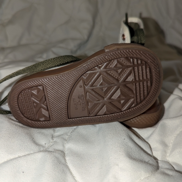 Toddler hi top chuck taylors size 4 - Picture 4 of 4